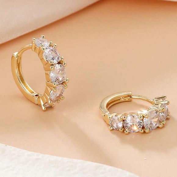 🔵𝟲𝟱%𝗢𝗙𝗙 𝗯𝘂𝗻𝗱𝗹𝗲𝘀 𝟯+🔵 NEW CZ Gold Medium Hoop Earrings - Picture 6 of 9